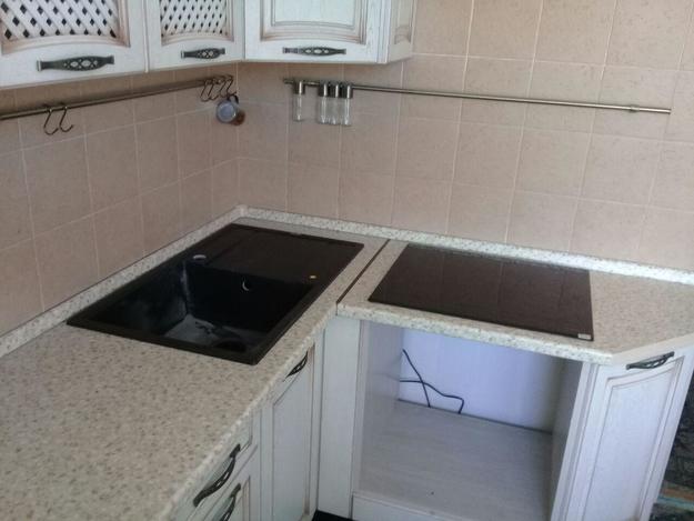 столешница со светлыми камушками